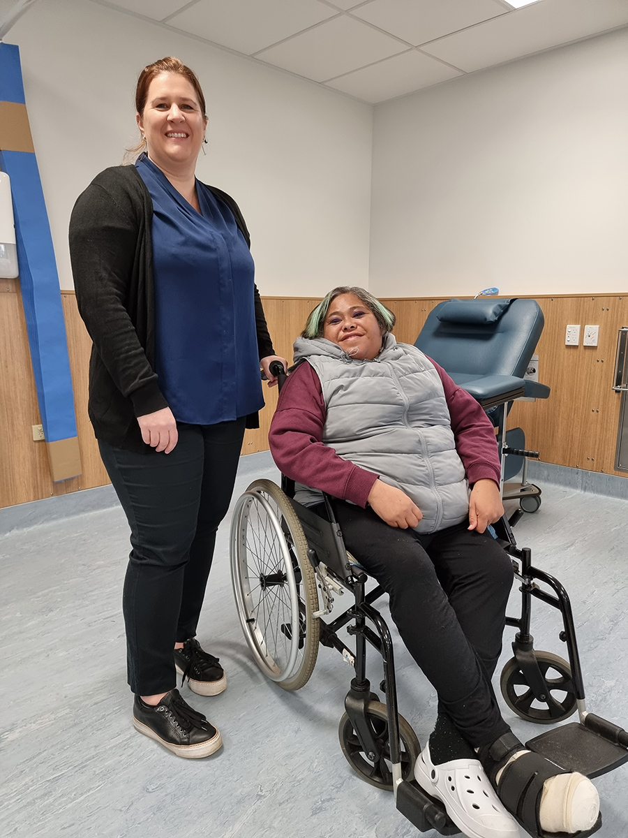 Te Whatu Ora Hauora a Toi Clinical Nurse Manager Renal Katie Johanson (left) and haemodialysis patient Geri Stantiall (right)